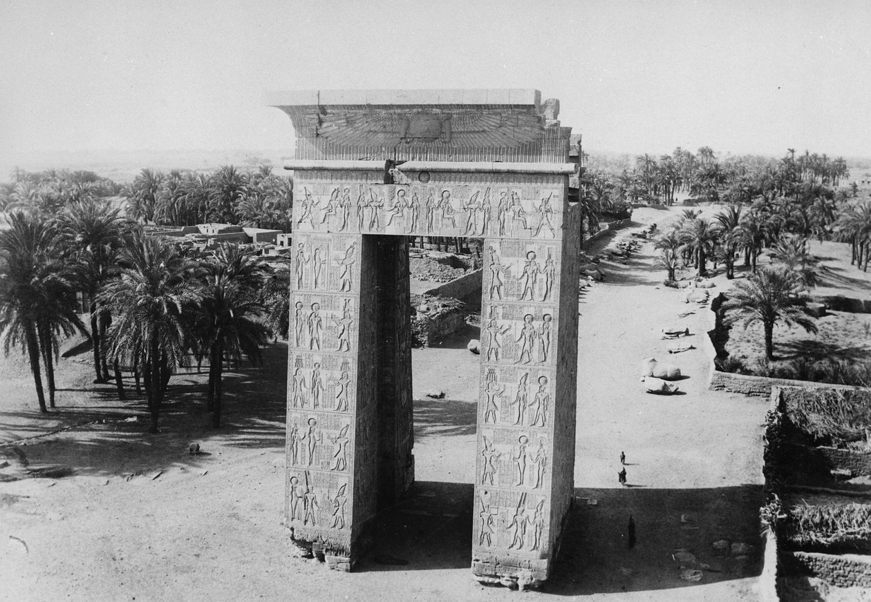 Ptolemaioksen propyloni ja Sfinksikatu tekijältä English Photographer