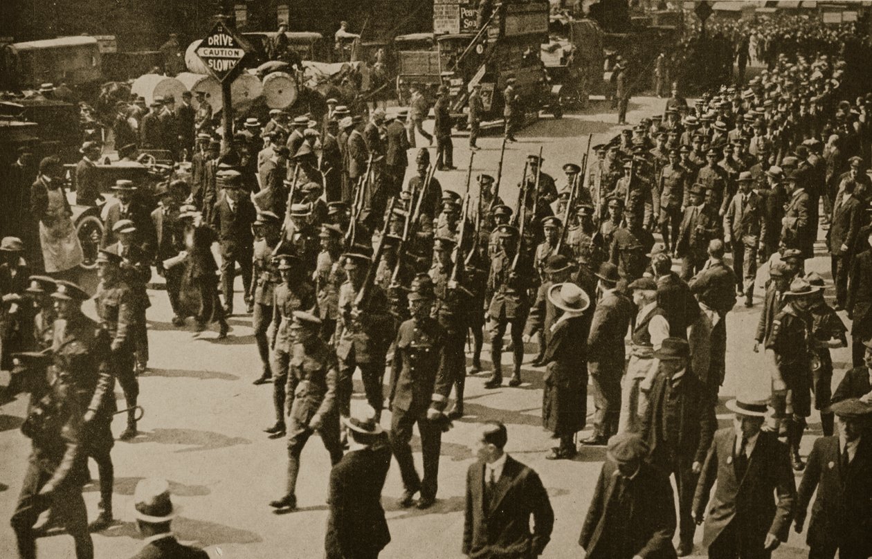 Lontoon kiväärimiesten paluu loistavien palvelusten jälkeen Ranskassa 1919. tekijältä English Photographer