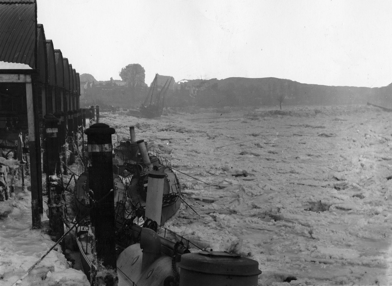 Thames-joki "suuren jäätymisen" aikana vuonna 1895 tekijältä English Photographer