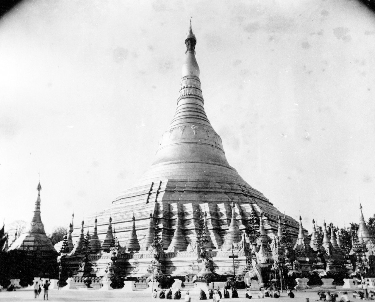 Shwedagon-pagodi Rangoonissa, noin 1886 tekijältä English Photographer