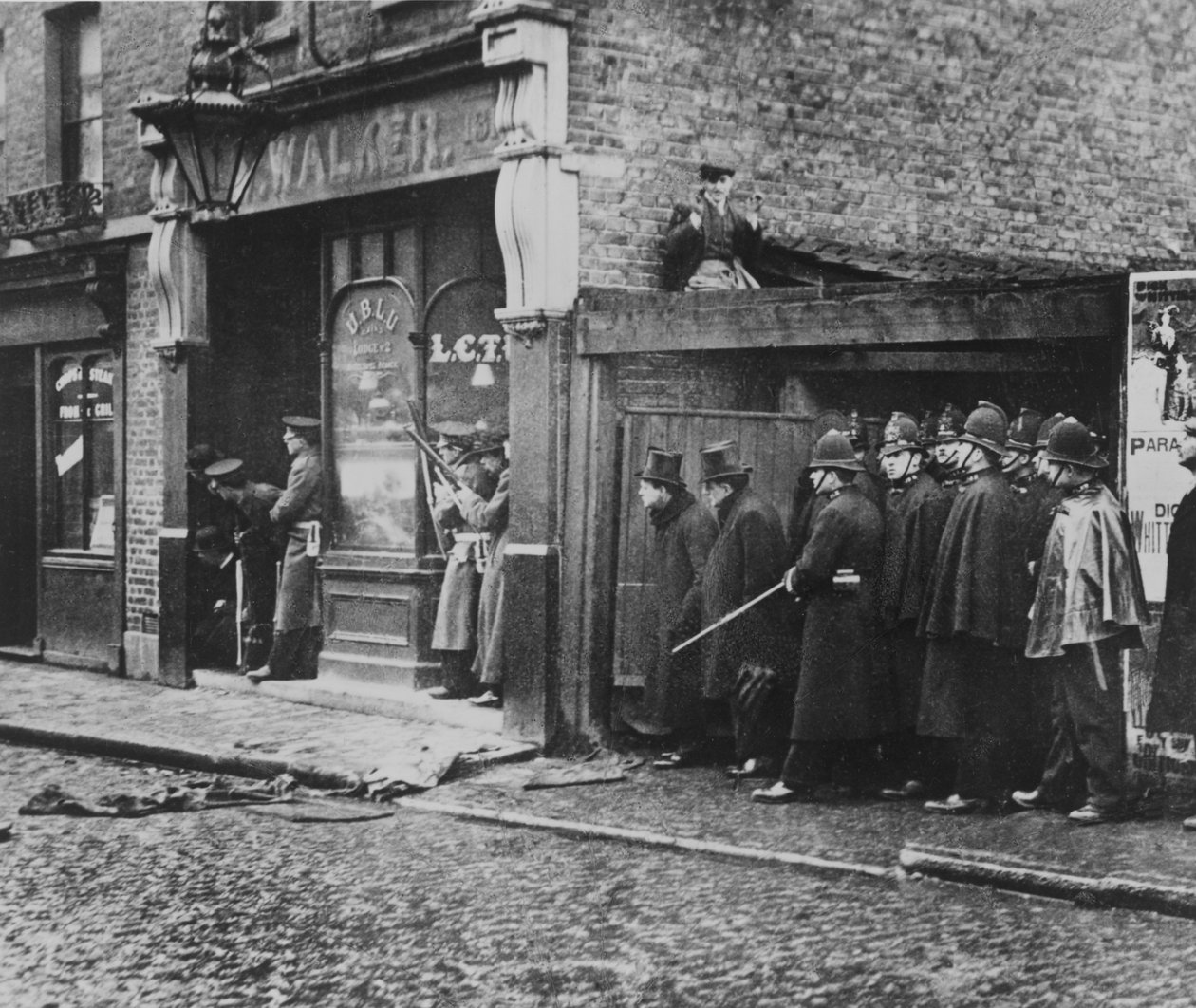 Sidney Streetin piiritys, 1911 tekijältä English Photographer