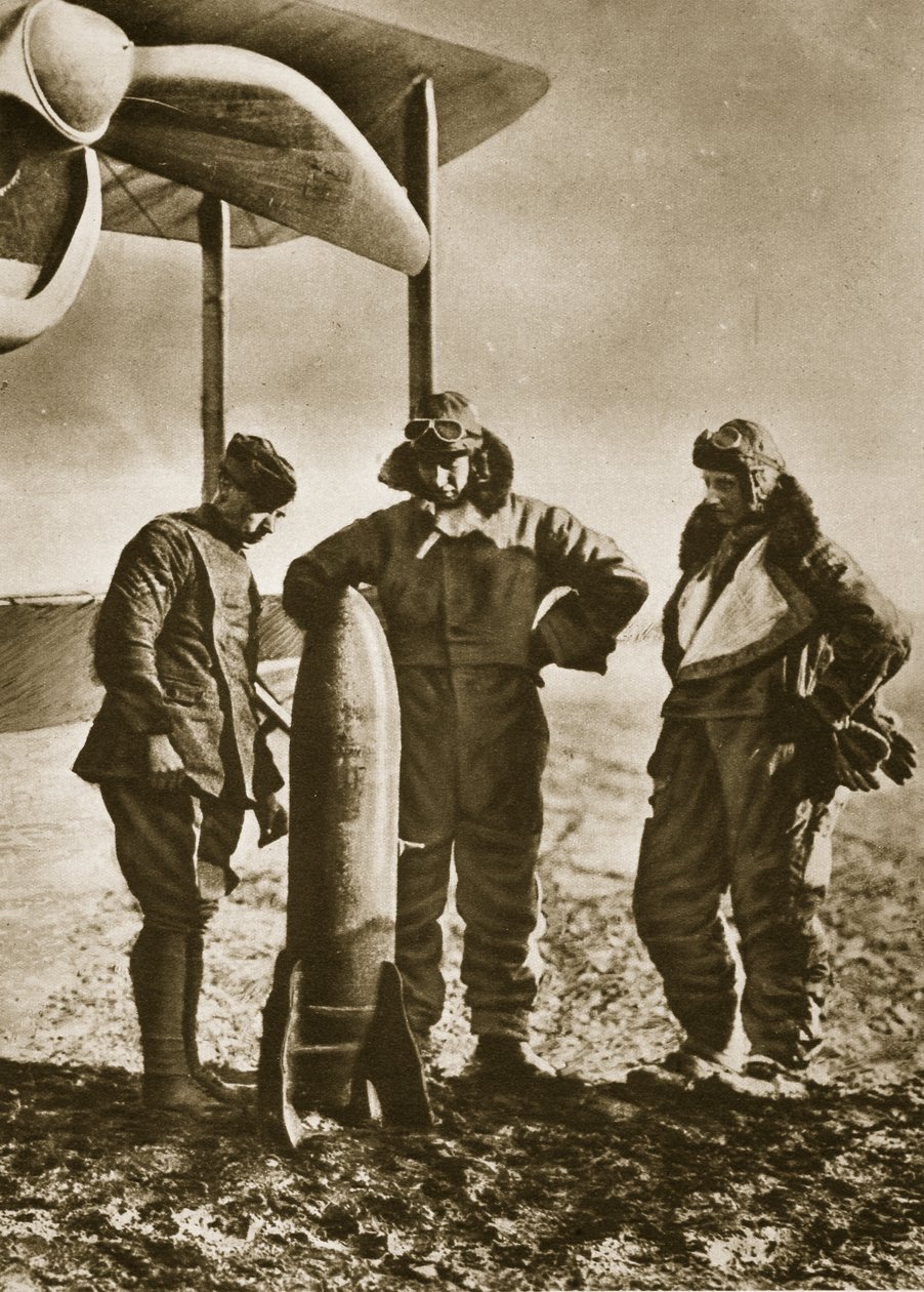 Kylväjät: Brittiläiset lentäjät pohtivat pommia, joka levittää kuolemaa vihollisen keskuuteen, 1914-19. tekijältä English Photographer