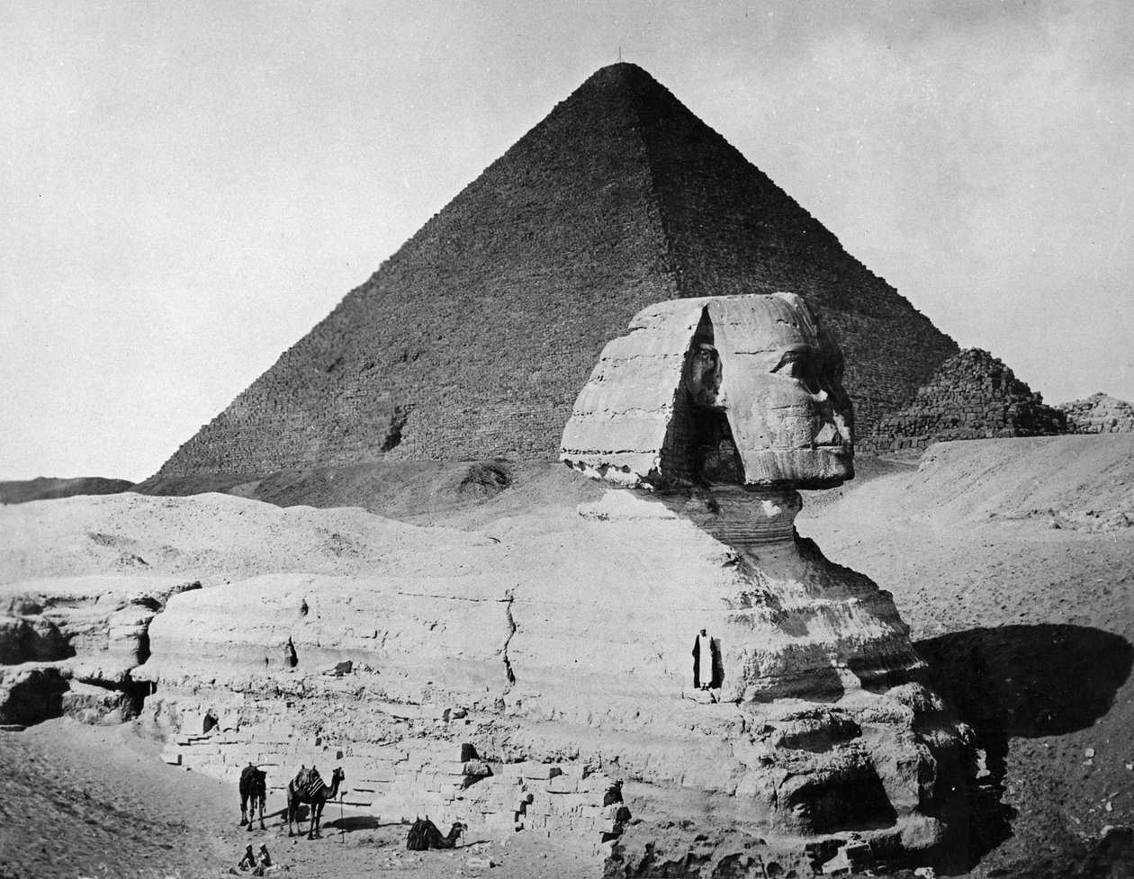 Sfinksi ja Cheopsin pyramidi - Suuri pyramidi, n. 1904-05 tekijältä English Photographer