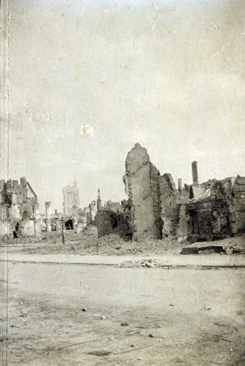 The Square, Ypres, kesäkuu 1915 tekijältä English Photographer