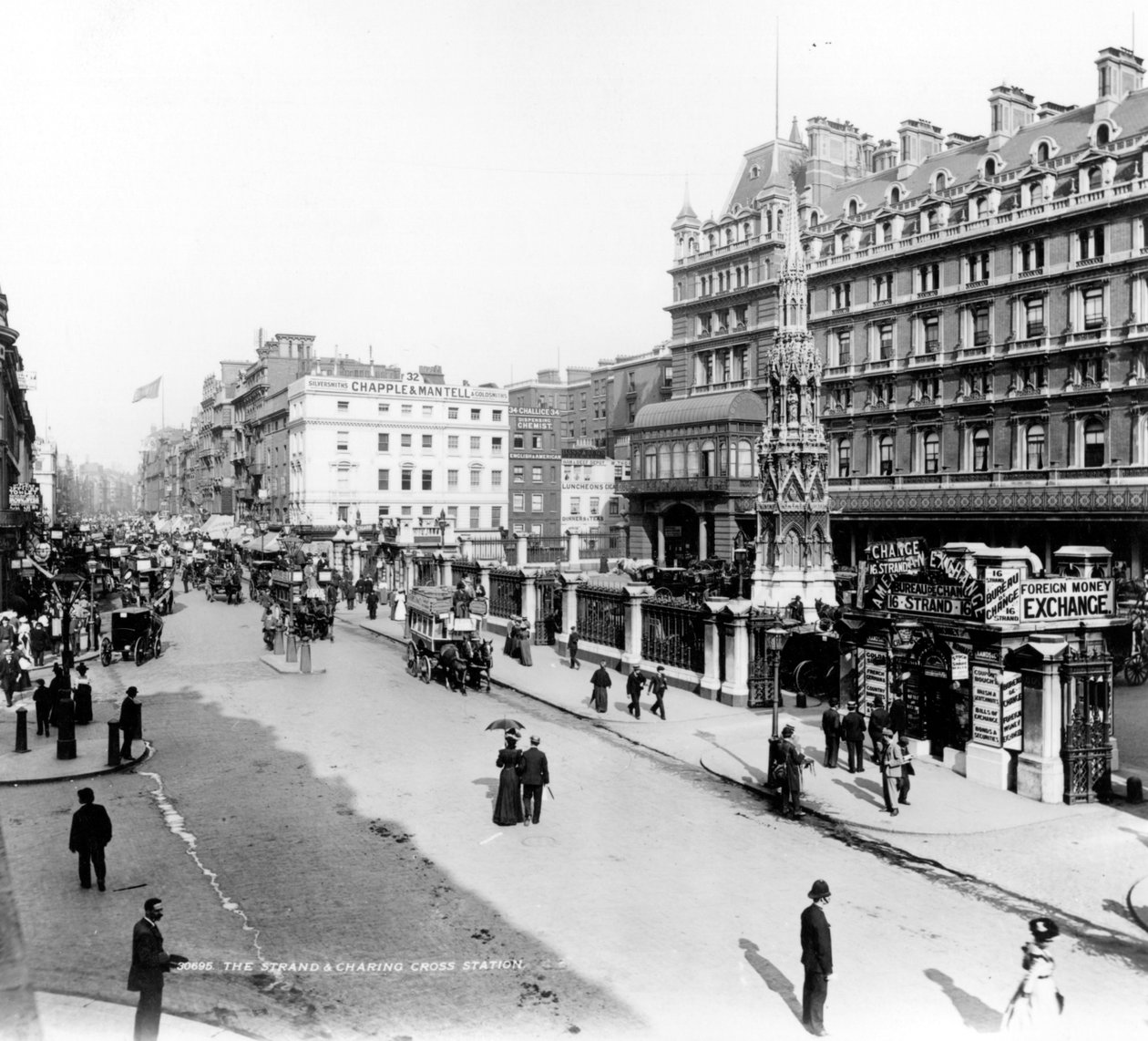 Strand ja Charing Cross Station, Lontoo, noin 1890 tekijältä English Photographer