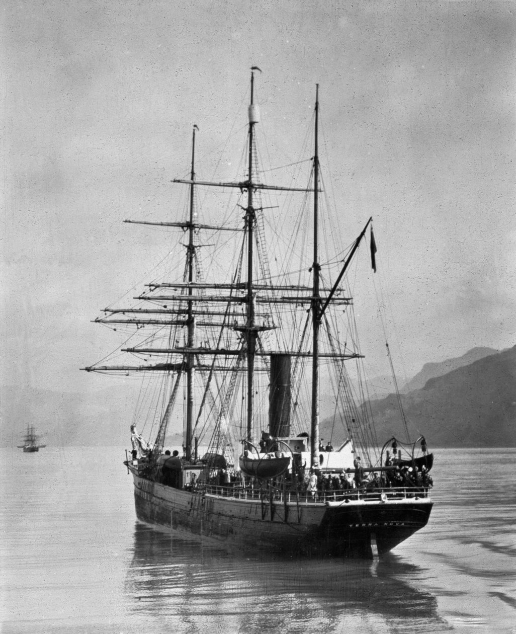 Terra Nova purjehti Scottin Etelämantereen vesillä vuonna 1910 tekijältä English Photographer