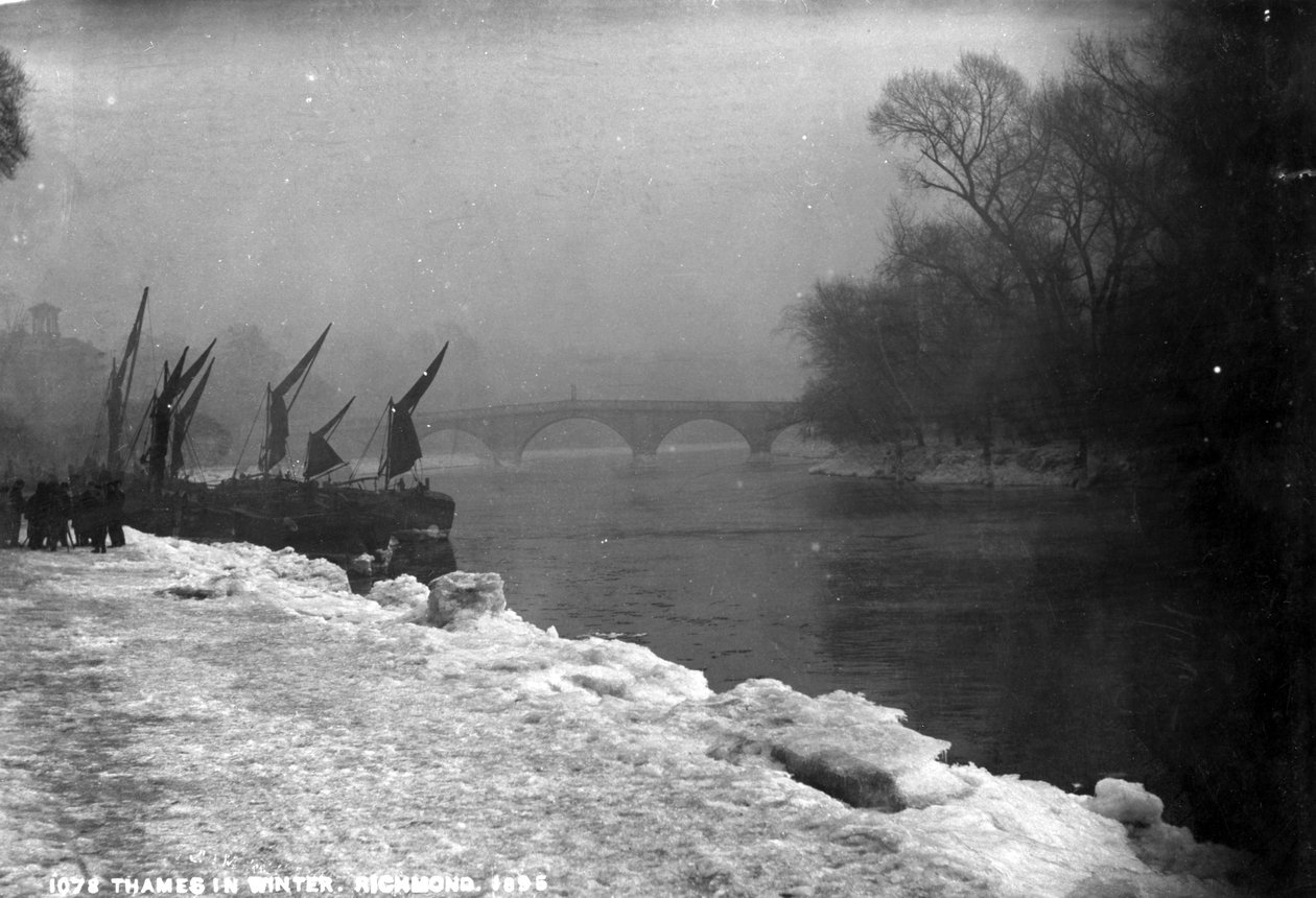 Thames talvella, 1895 tekijältä English Photographer