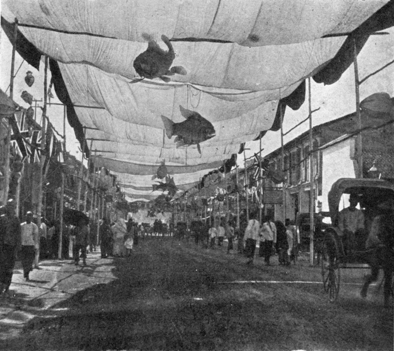 Pääkadun koristeet Singaporessa, kuvitus The King -lehdestä, 25. toukokuuta 1901. tekijältä English Photographer