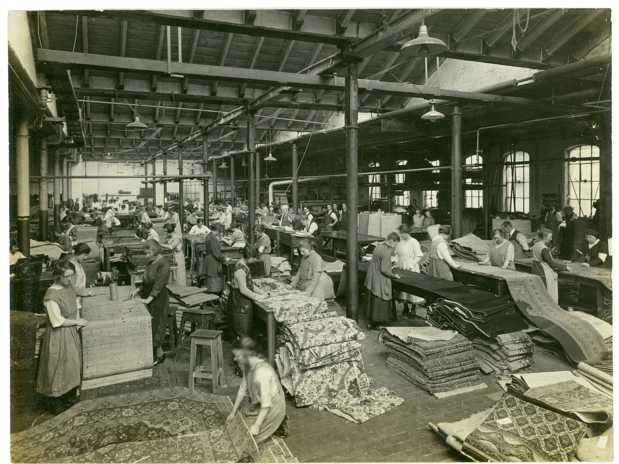 Viimeistelyhuone, Axminster-osasto, mattotehdas, 1923 tekijältä English Photographer