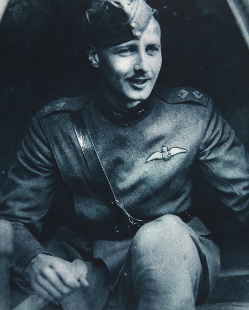 Englannin tunnin sankari: Lieut. William Leefe Robinson V.C., kuvitus The Illustrated War Newsista, 6. syyskuuta 1916 tekijältä English Photographer