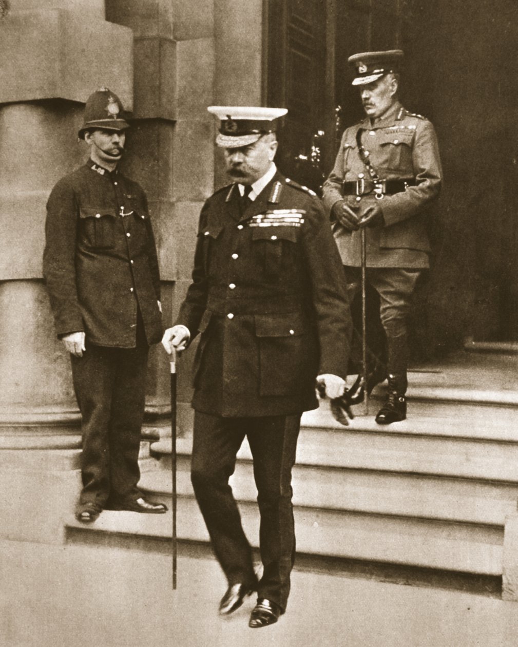 Viimeinen valokuva lordi Kitcheneristä, The Illustrated War News, 14. kesäkuuta 1916 (seepiakuva). tekijältä English Photographer