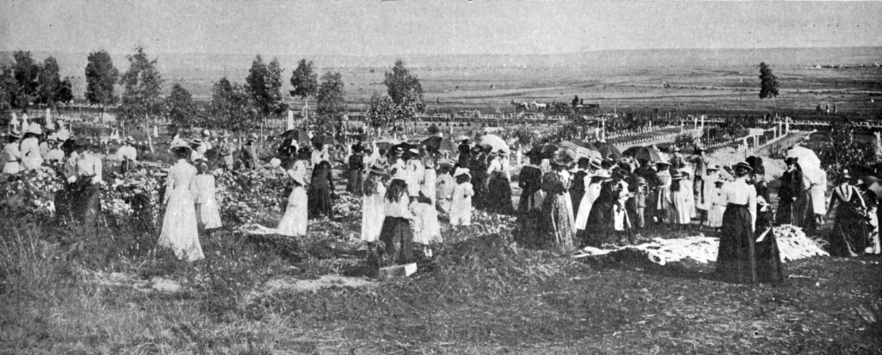 Bloemfontein Loyal Womens Guildin jäsenet koristamassa hautoja Bloemfonteinin hautausmaalla, kuva Kingistä, 25. toukokuuta 1901 tekijältä English Photographer