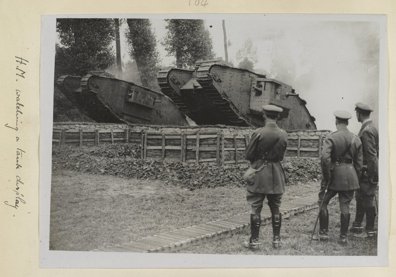 Kolme upseeria, yksi mahdollisesti kuningas Yrjö V, katsomassa kahden tankin ajamista esteen yli, 1915-1818 tekijältä English Photographer
