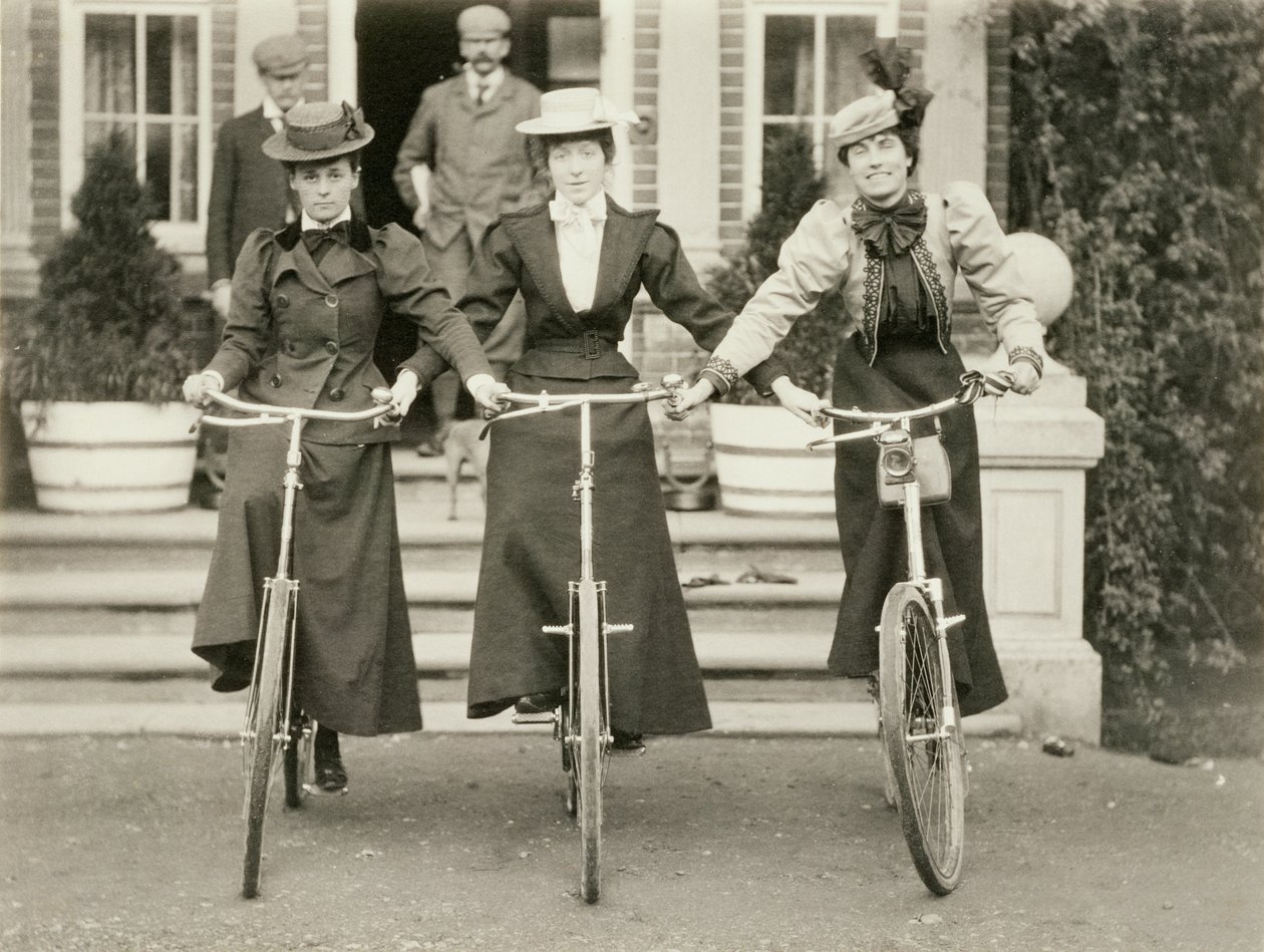 Kolme naista polkupyörillä, 1900-luvun alku tekijältä English Photographer