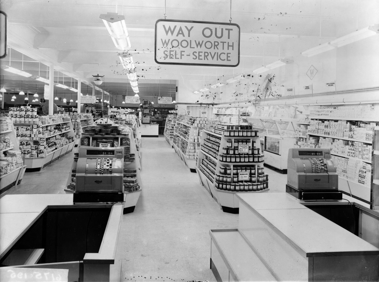 Tills, Woolworths-myymälä, 1956 tekijältä English Photographer