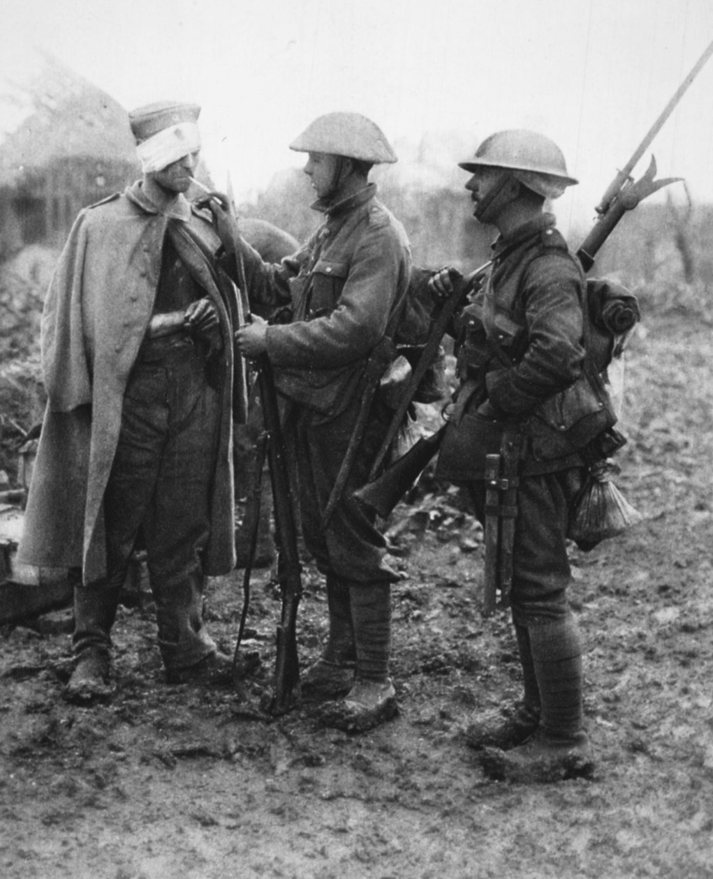 Tommylla ei ole pahoinvointia: valaisee haavoittunutta saksalaista vankia, The Illustrated War News, 26. heinäkuuta 1916 tekijältä English Photographer
