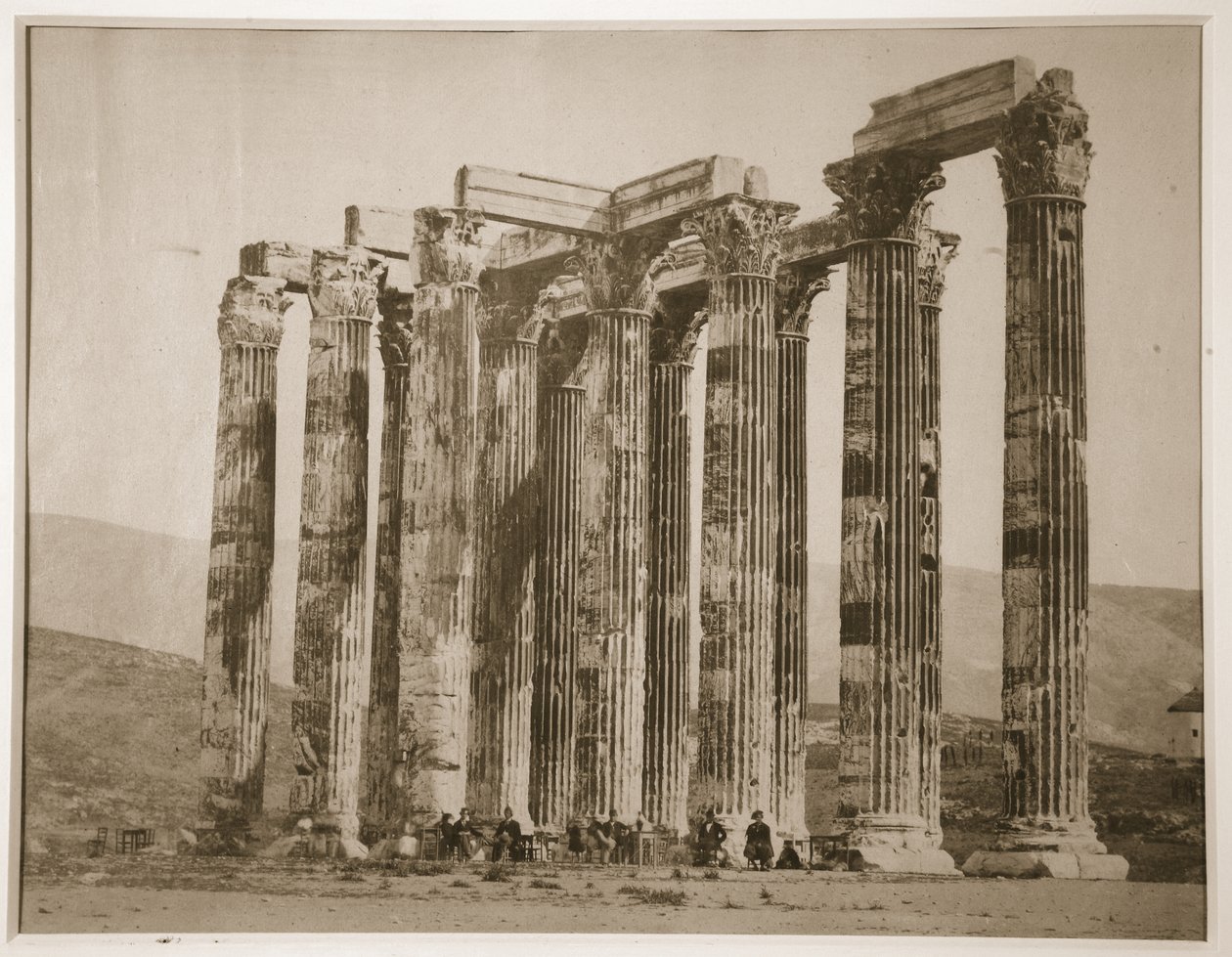 Turistit istuvat raunioiden keskellä, Kreikka, 1880-luku (seepiakuva). tekijältä English Photographer