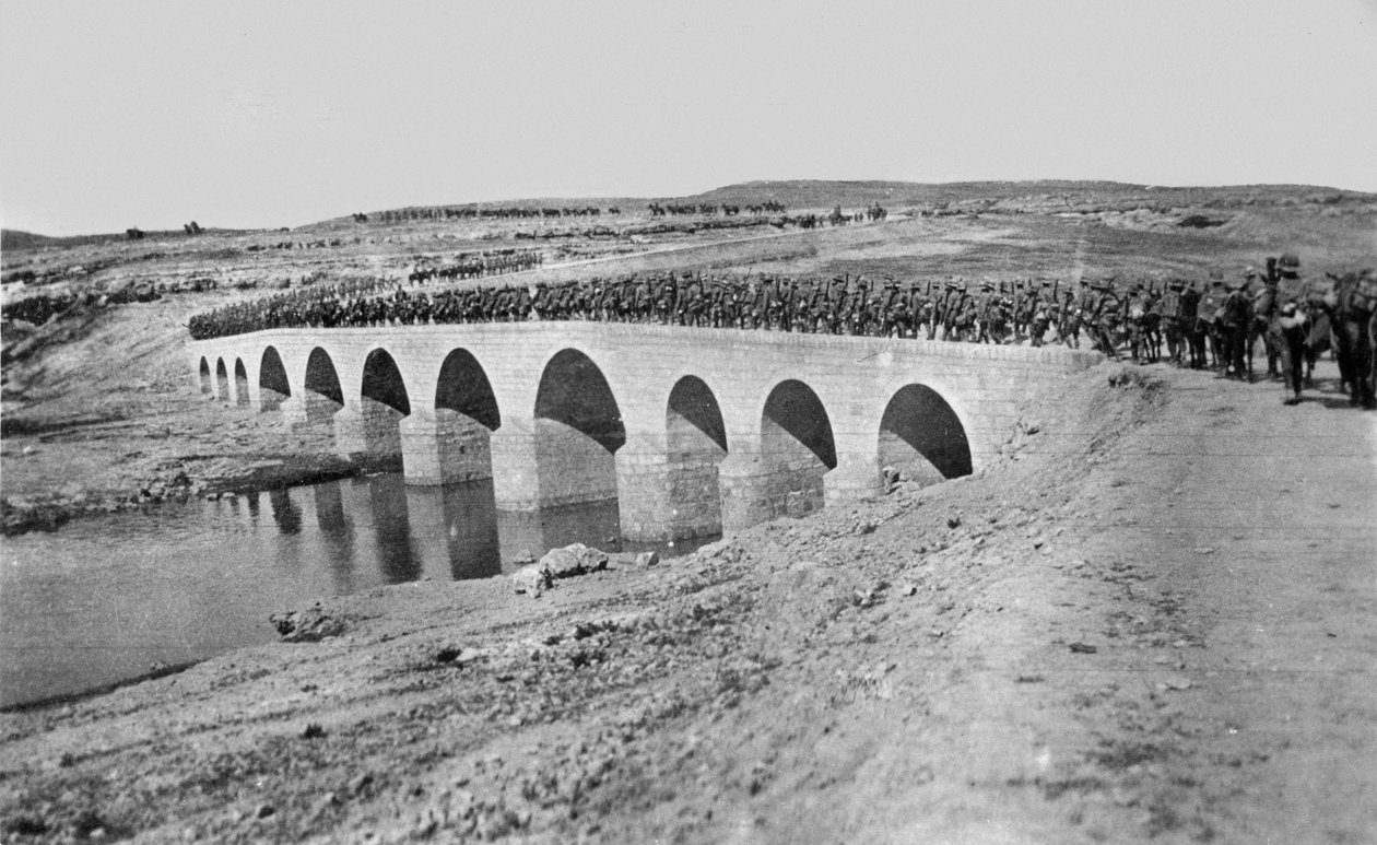 Joukot ylittävät sillan, 1917 tekijältä English Photographer