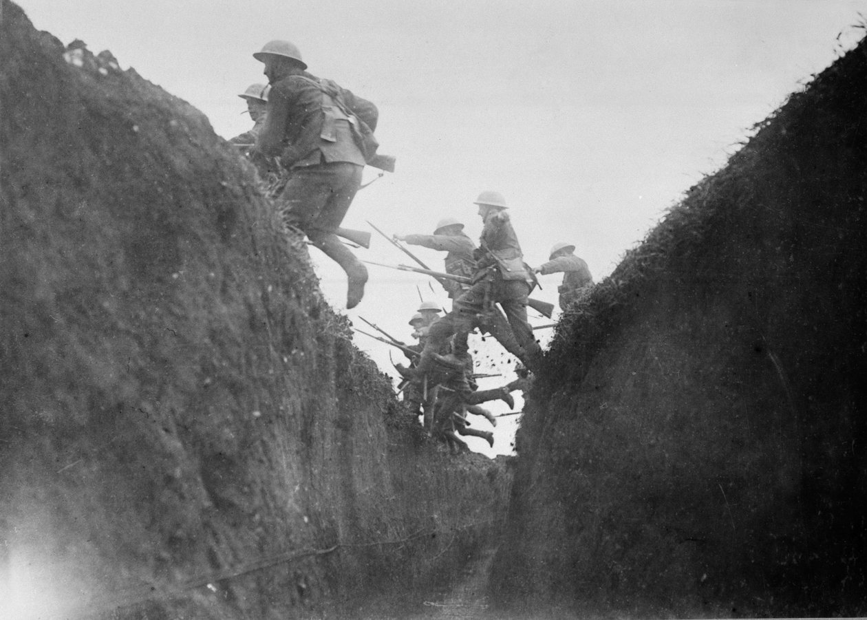 Joukkoja harjoittelemassa, hyppäämässä juoksuhaudan yli, 1916-17 tekijältä English Photographer