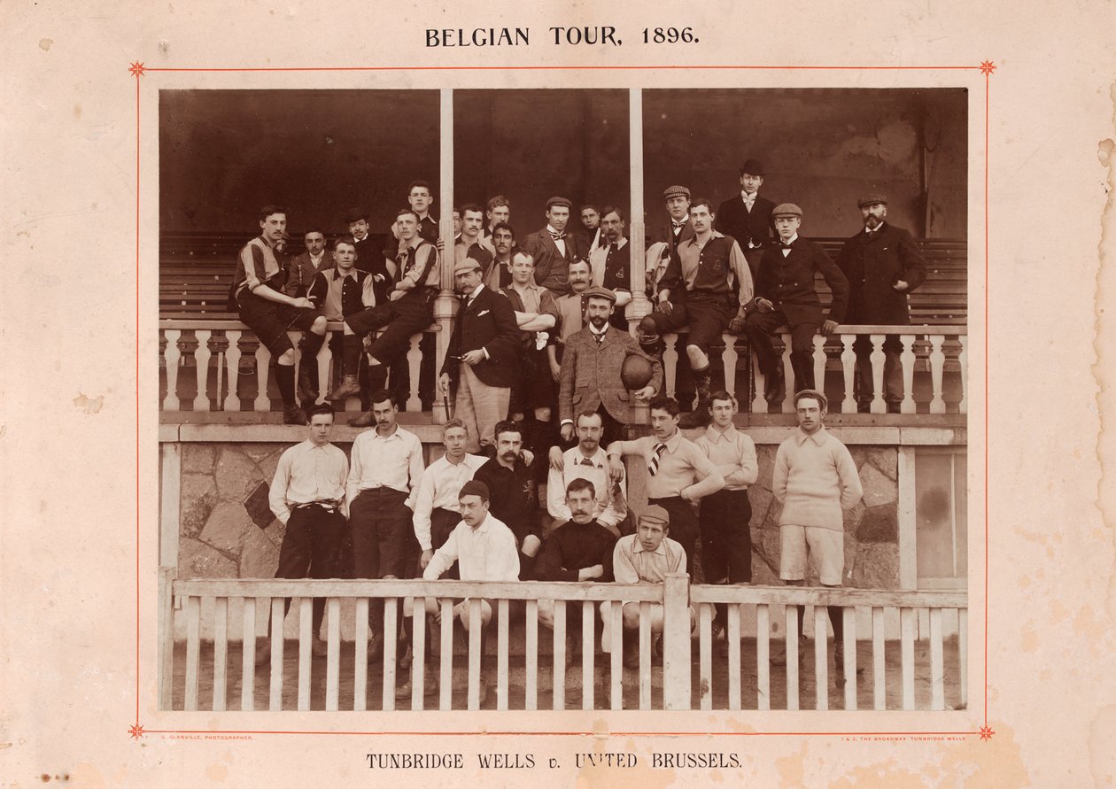 Tunbridge Wells ja United Brussels, Belgian kiertueen aikana, 1896 (seepiakuva) tekijältä English Photographer