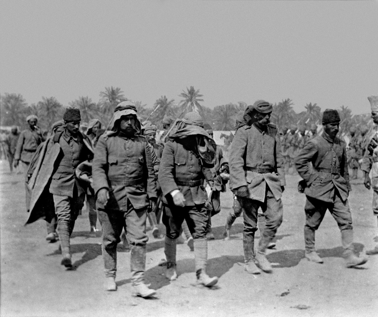 Turkkilaisia sotavankeja, vangittu Shaibassa 13. huhtikuuta 1915. tekijältä English Photographer