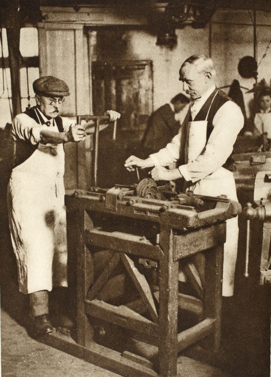 Kaksi iäkästä lukkoseppää leikkaamassa avaintynnyreitä, Wonderful London, julkaistu 1926-27 (syväpaino) tekijältä English Photographer