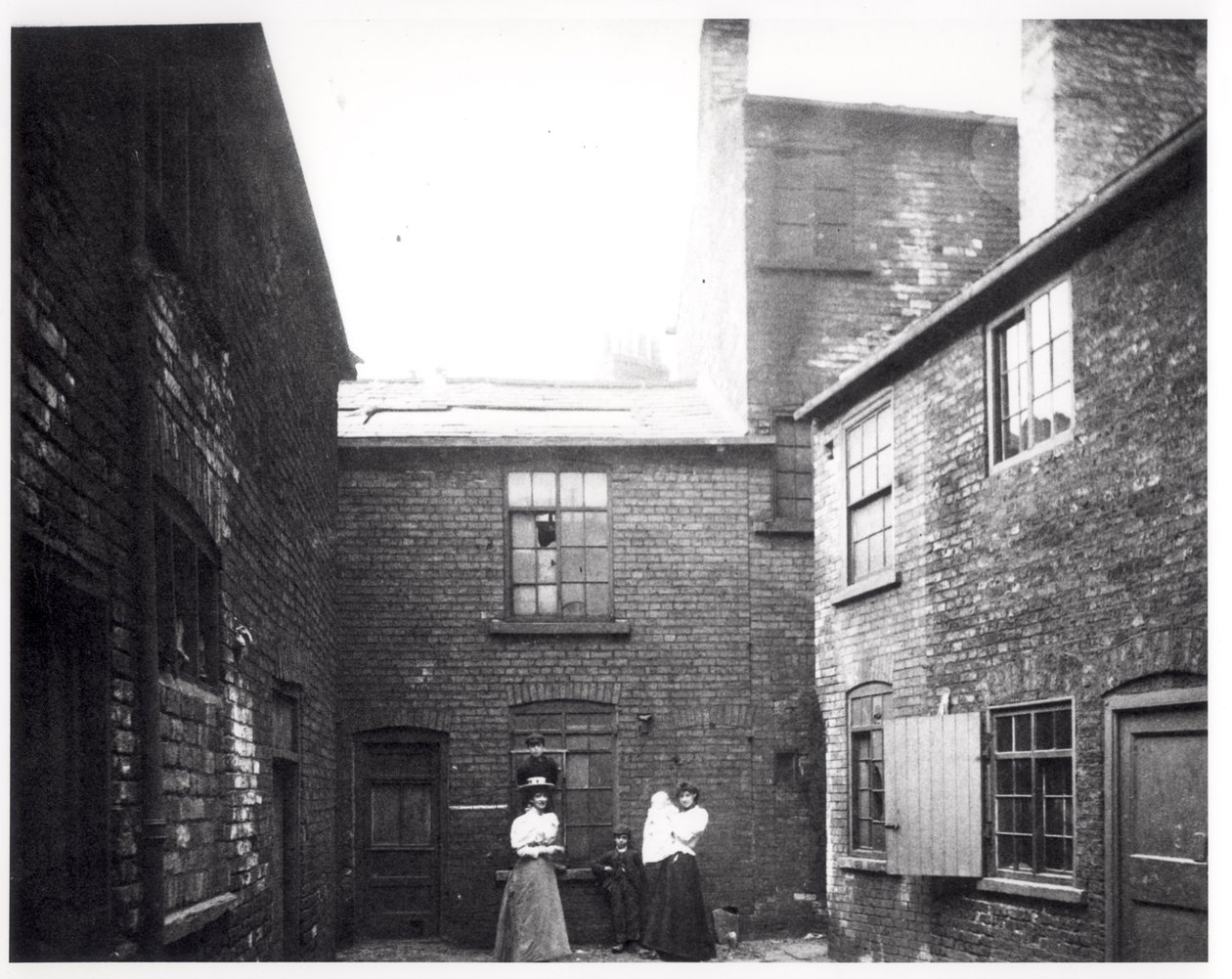 Kaksi naista poseeraa lastensa kanssa, Eagle and Child Yard, Hunslet, Leeds, 13. toukokuuta 1896 tekijältä English Photographer