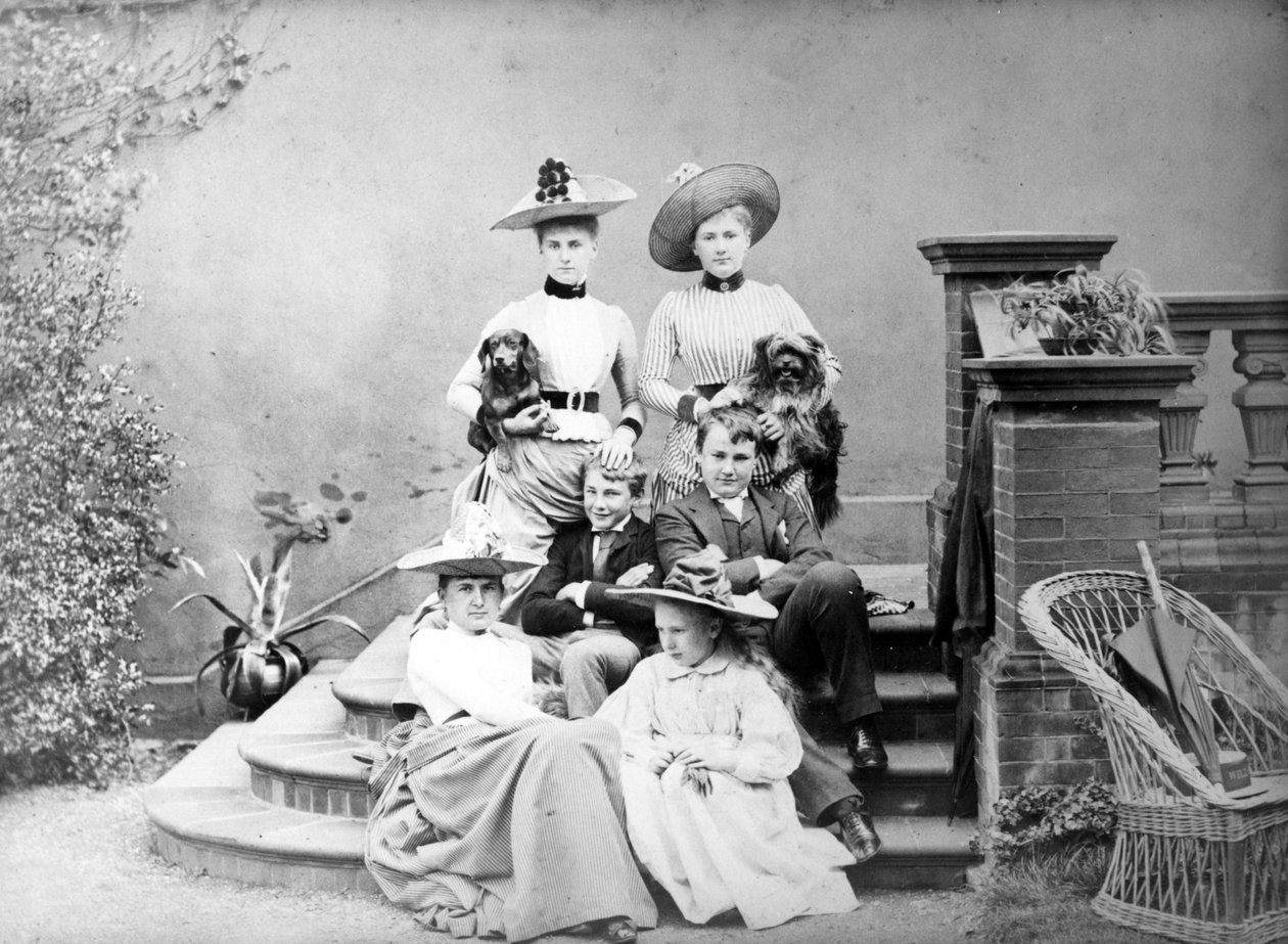 Victorian Group Portrait, noin 1890 tekijältä English Photographer
