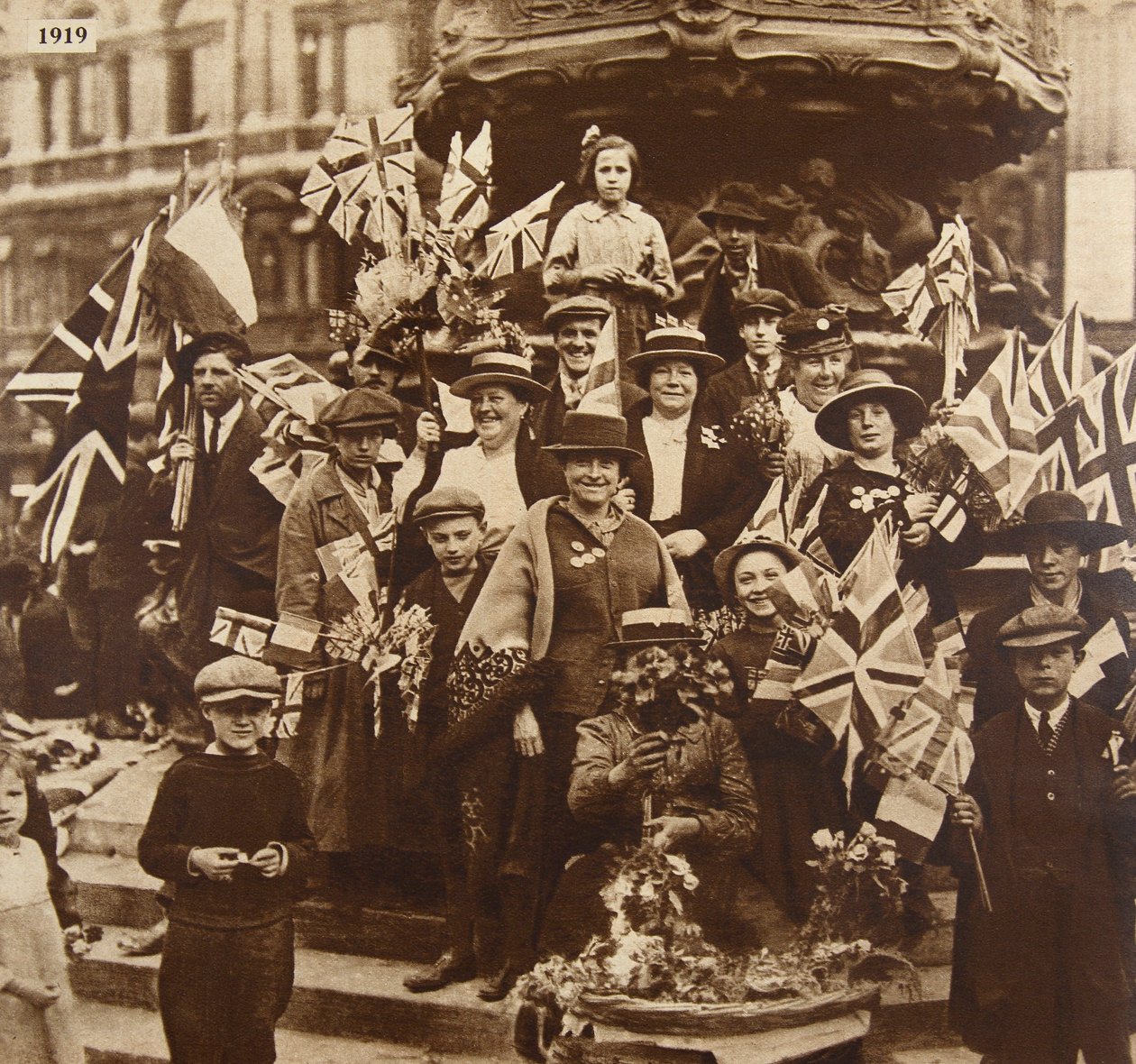 Voitonjuhlat Erosin alla, Piccadilly, Lontoo, 1919 tekijältä English Photographer