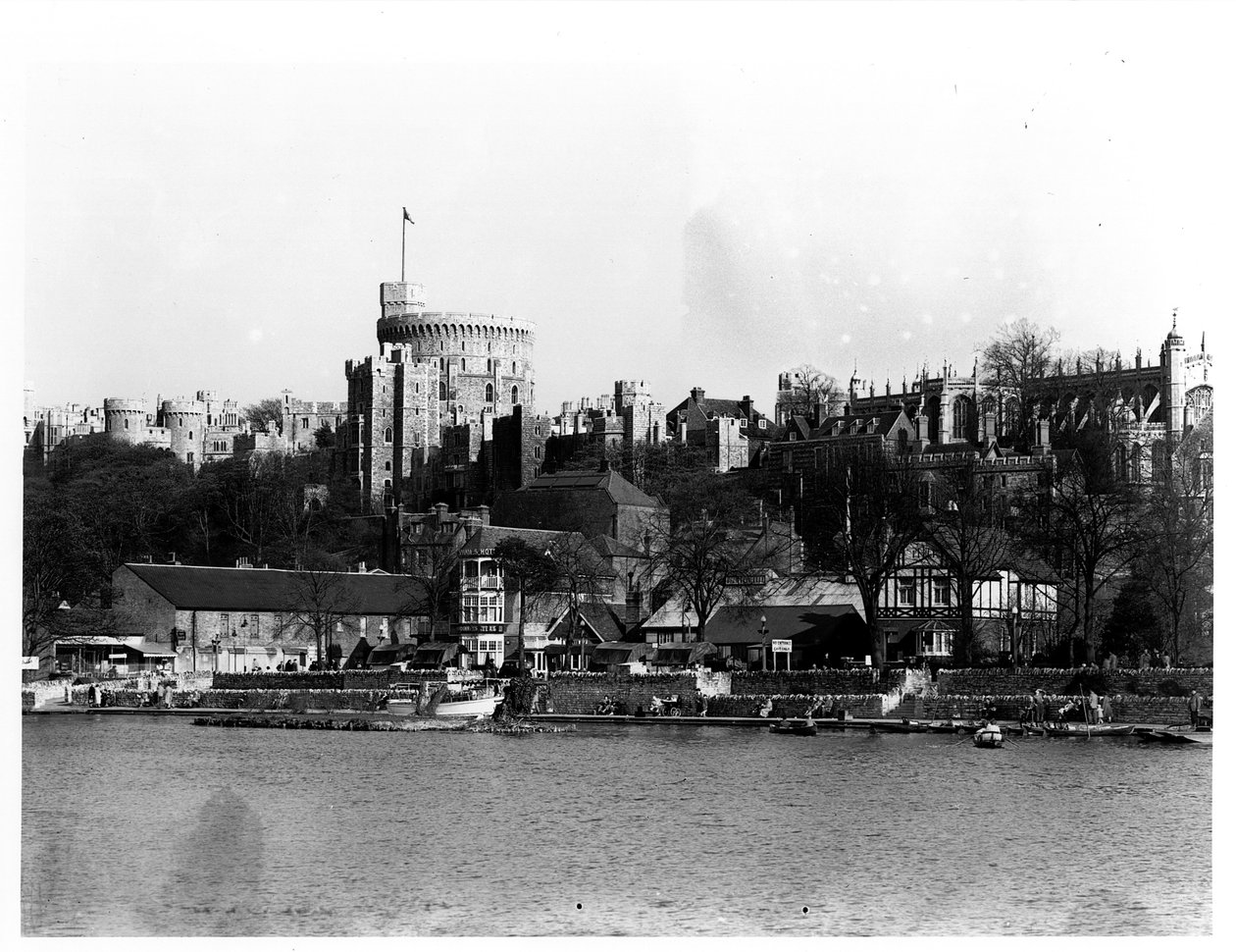Näkymä Windsorin linnalle Thames-joen toisella puolella tekijältä English Photographer