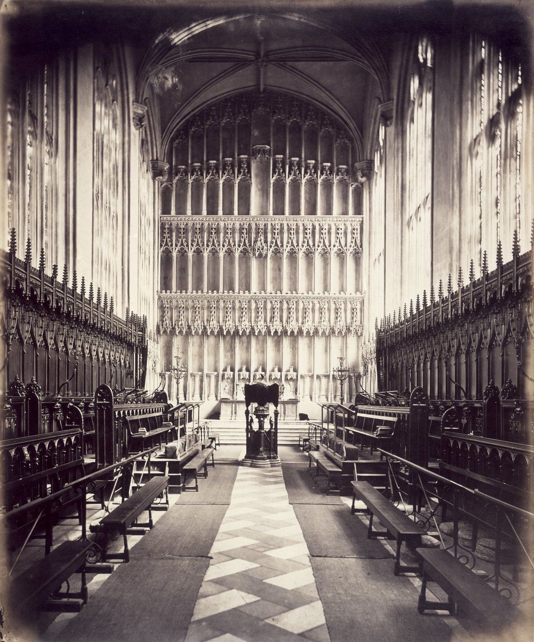 Näkymä kuorosta New College Chapelissa, 1860-70 tekijältä English Photographer