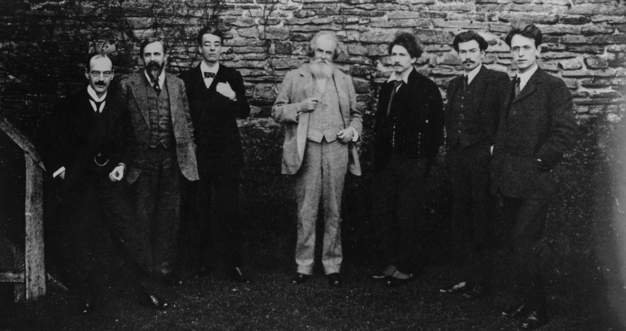 W.B. Yeats kirjallisuuspiirinsä kanssa, Sussex, 1914 tekijältä English Photographer