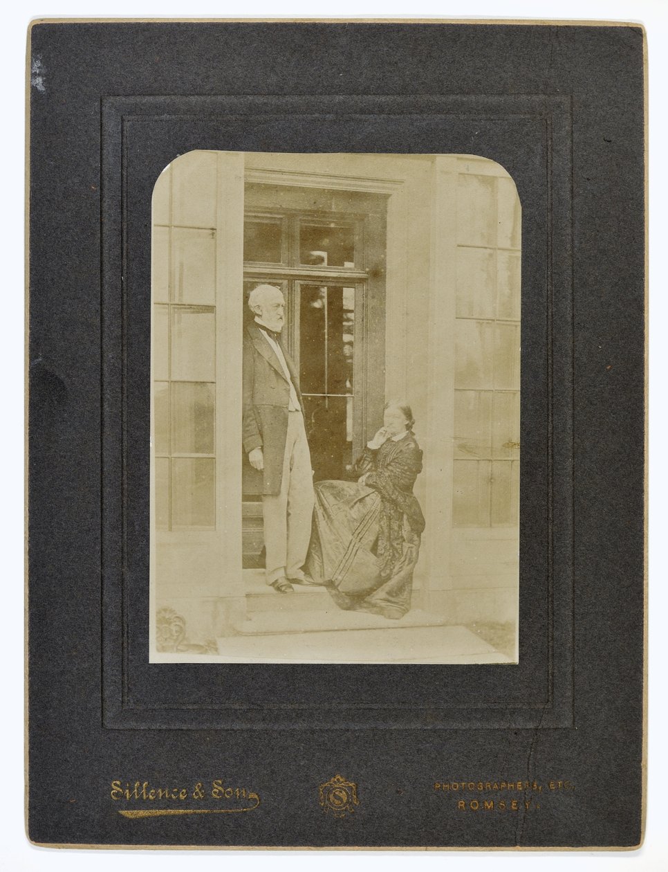 W.E. Nightingale ja Frances Parthenope, Lady Verney, noin 1870. tekijältä English Photographer