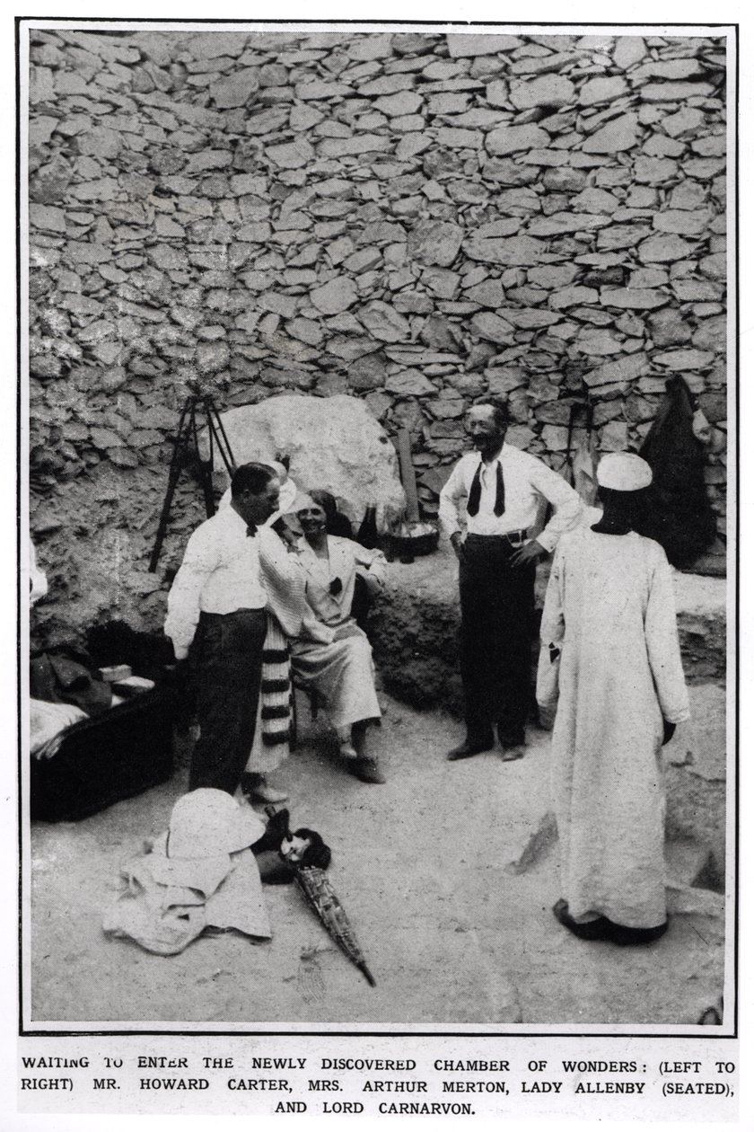 Odottaa pääsyä vastikään löydettyyn ihmekammioon (L to R) Howard Carter (1874-1939) Mrs Arthur Merton, Lady Allenby (istuu) ja Lord Carnarvon (1866-1923) The Illustrated London Newsista, 16. tekijältä English Photographer