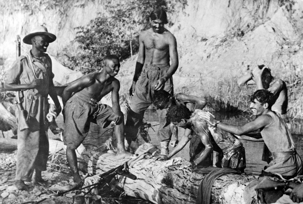 Länsi-Afrikan ja Intian joukot kylpevät purossa, 1944-45 tekijältä English Photographer