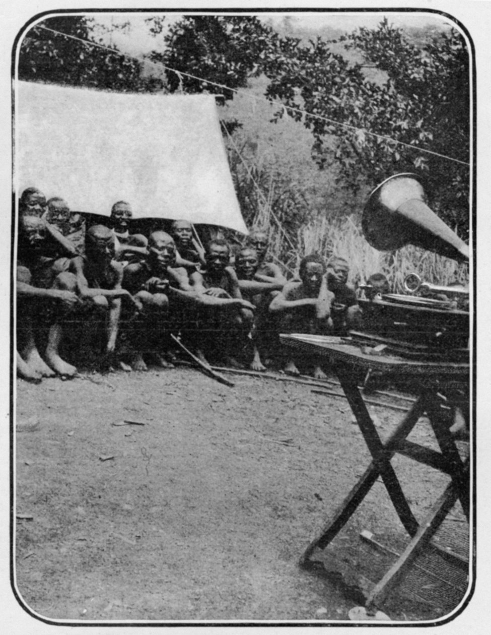 White Mans Magic: The Gramophone Astonishes the Wakonja Natives, artikkelista To the Mountains of the Moon, joka julkaistiin The Graphicissa 27. lokakuuta 1906 tekijältä English Photographer