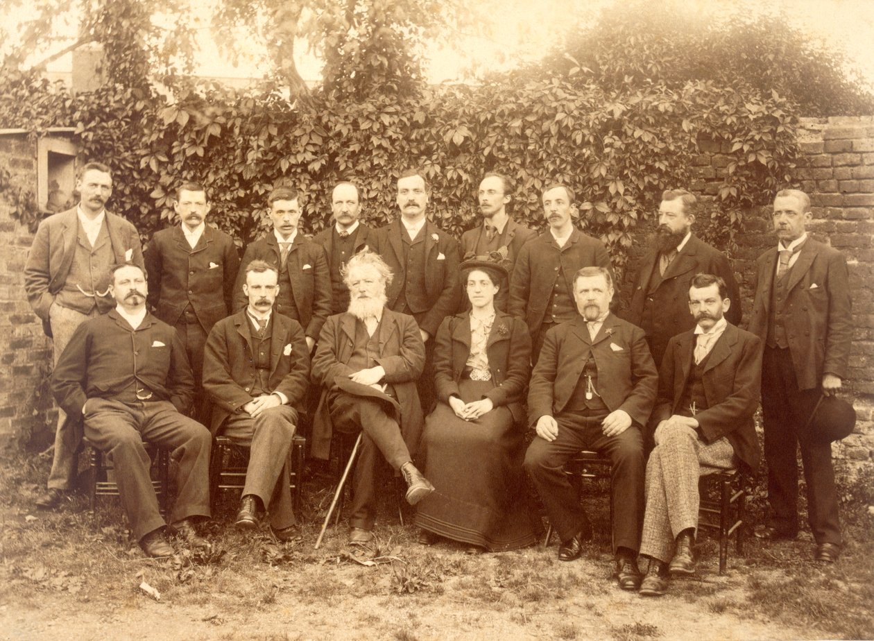 William Morris, valokuvattu Kelmscott Pressin henkilökunnan kanssa tekijältä English Photographer