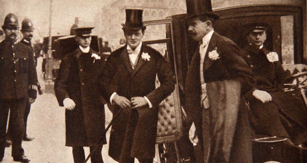 Winston Churchill saapumassa St Margaretsin ovelle Westminsterissä hääpäivänä 1908 tekijältä English Photographer