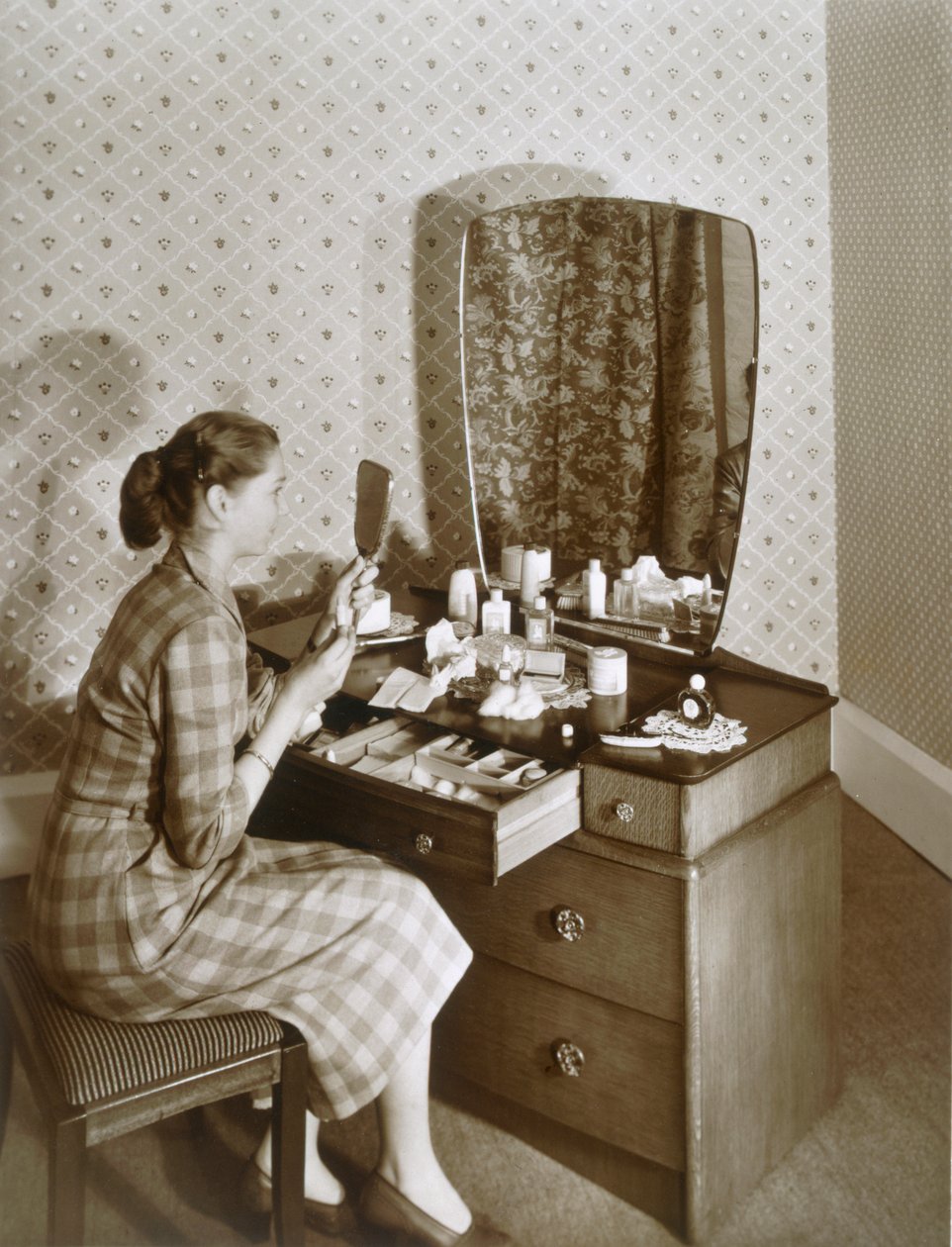 Nainen peilipöydän ääressä, n. 1955 (seepiakuva) tekijältä English Photographer