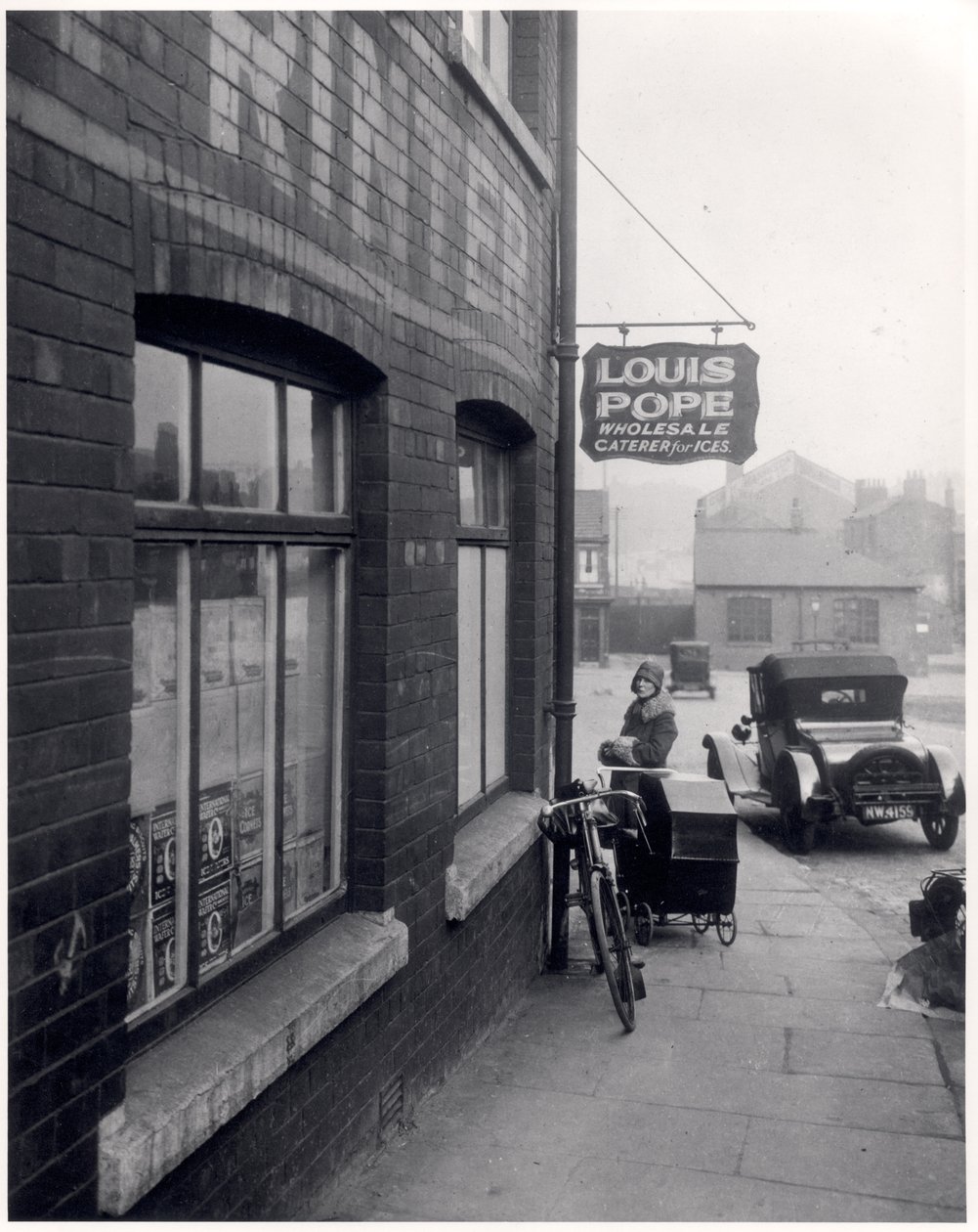 Nainen kävelylaitteen kanssa Louis Popesin tilojen ulkopuolella, Lady Lane, Leeds, 1931 tekijältä English Photographer
