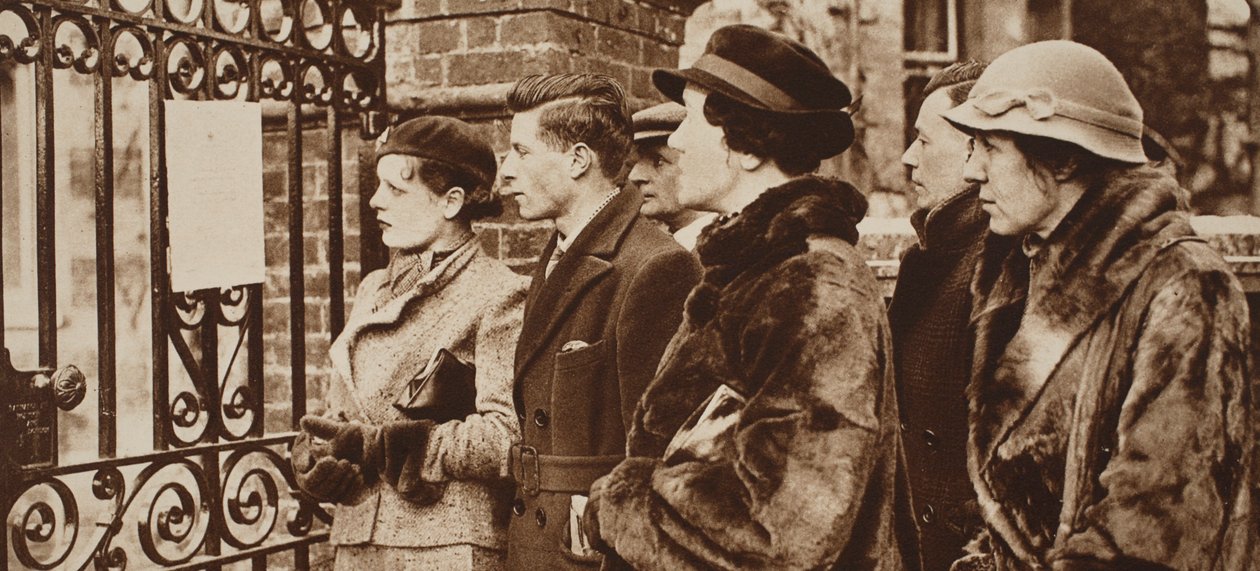 Naiset lukevat innokkaasti tiedotteita King Georgesin viimeisestä sairaudesta, 1935 tekijältä English Photographer