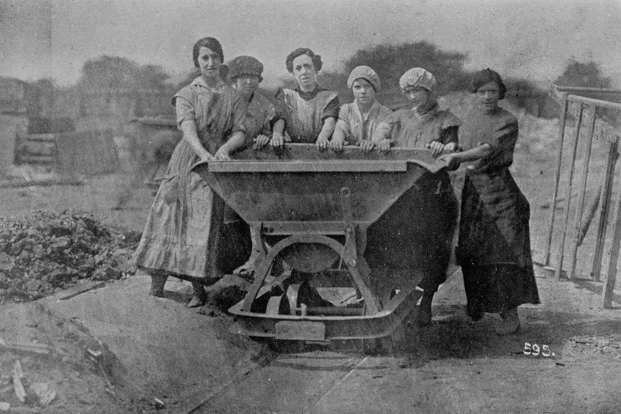 Naiset kuljettavat jätettä. Sotatoimiston valokuvaus, 1916 tekijältä English Photographer