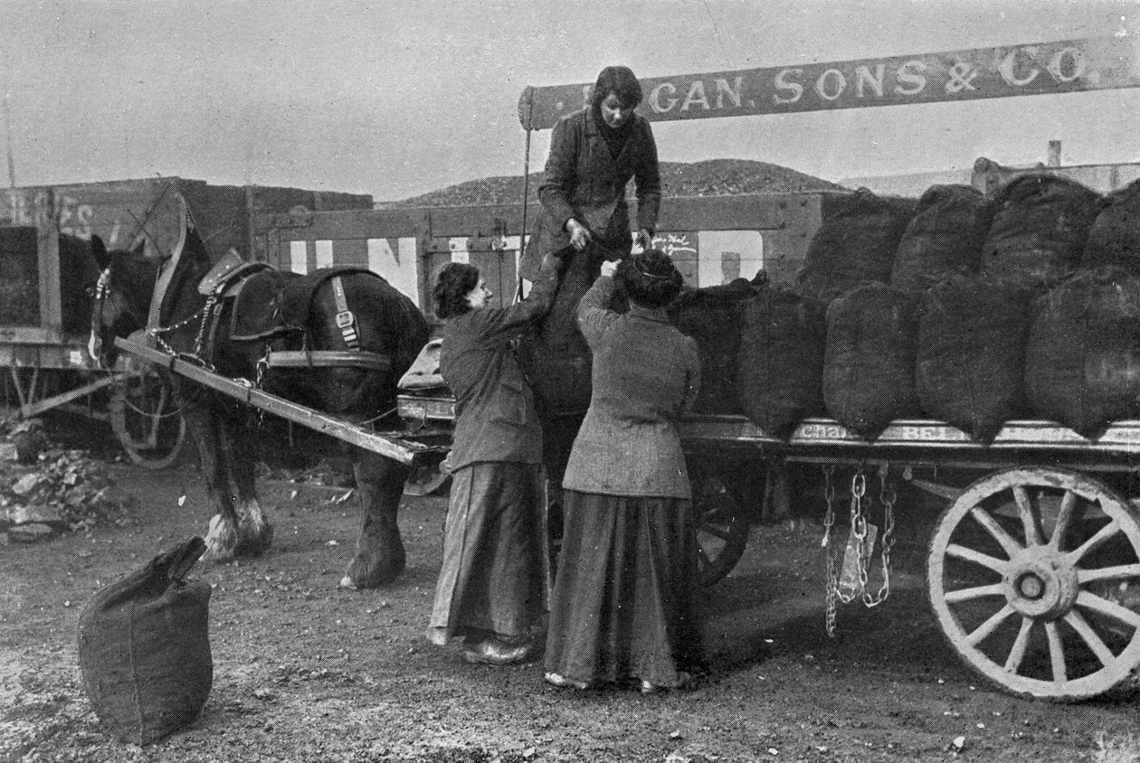 Naiset hiilityöläisinä, Sotatoimiston valokuvat, 1916 tekijältä English Photographer