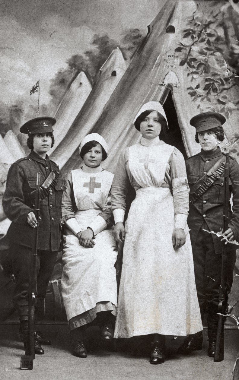 Naiset sodassa, 1914-18 tekijältä English Photographer