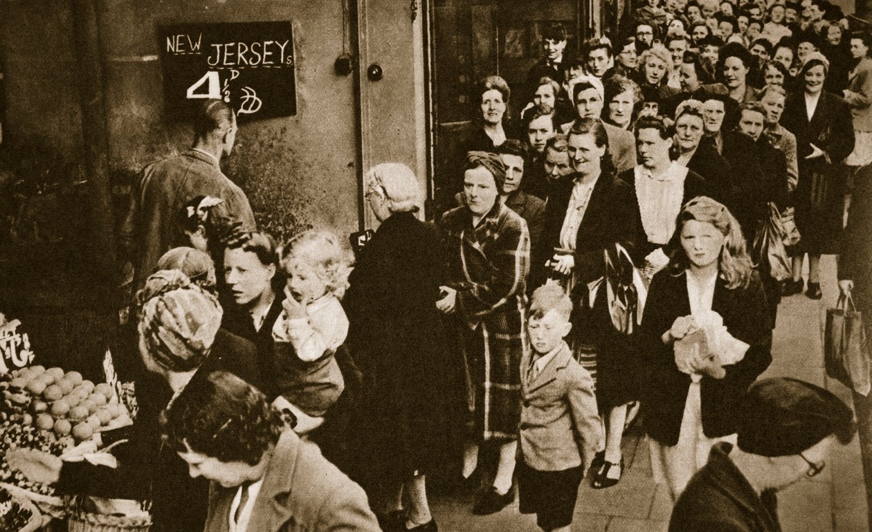 Naiset jonottavat hedelmä- ja vihanneskojussa Lontoossa kesäkuussa 1947 tekijältä English Photographer