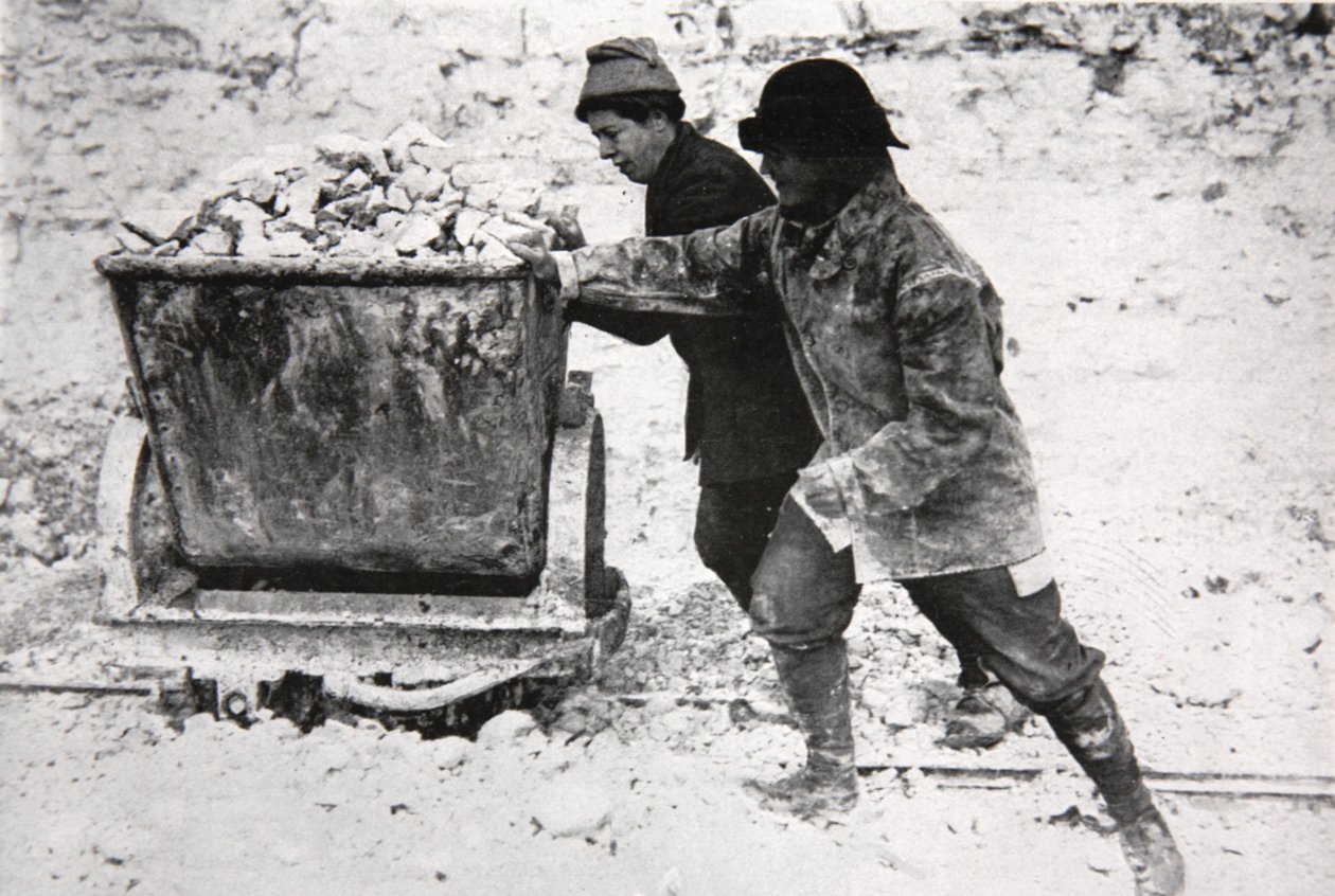 Sotatyöläisnaisia South Downsin kreivikunnassa, kuvitus The Illustrated War News -lehdestä, 28. helmikuuta 1917. tekijältä English Photographer