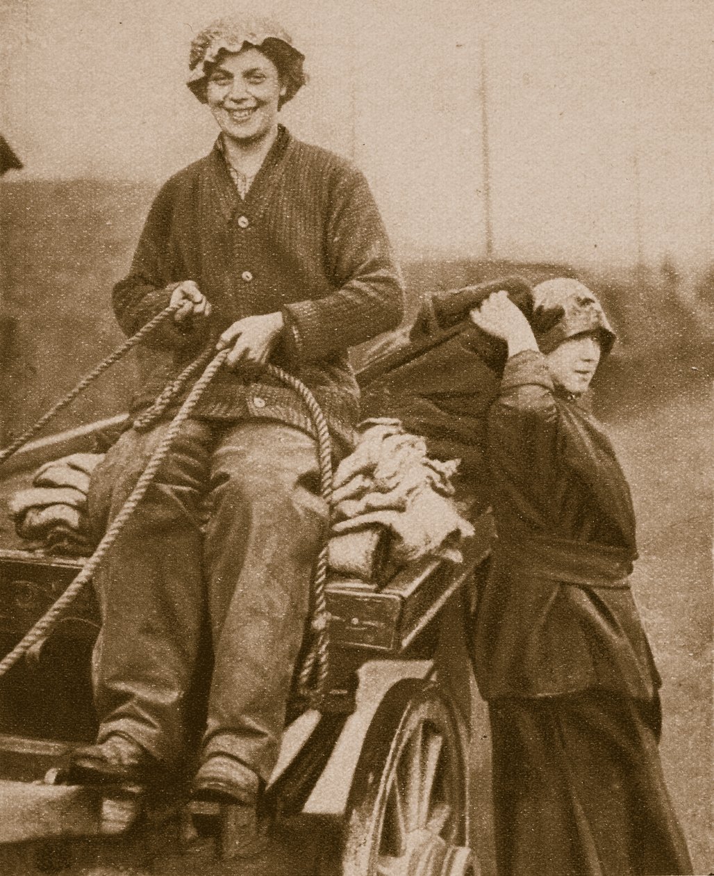 Naisten työvoima kärryä ajamassa, 1914-1919 tekijältä English Photographer