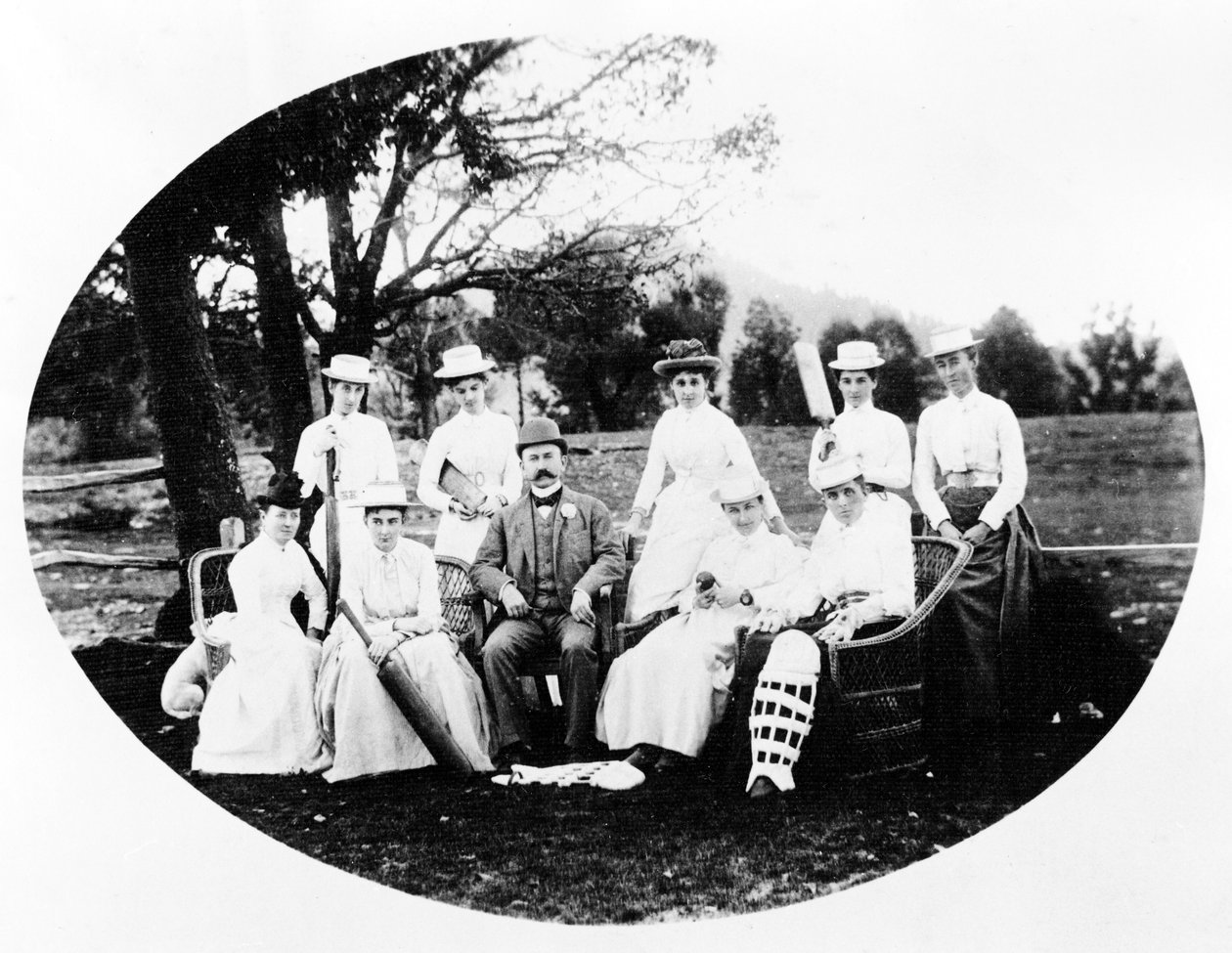 Naisten krikettijoukkue, n. 1870-90-luvut tekijältä English Photographer