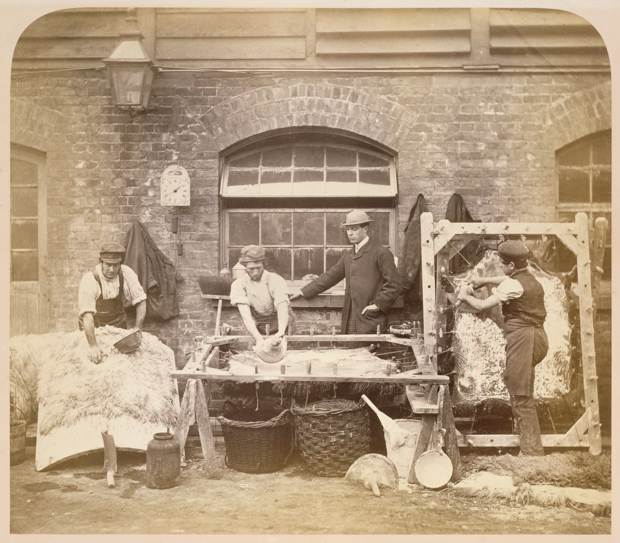 Lampaannahkaisia mattoja valmistavat työntekijät, n. 1861-62 (seepiakuva) (katso myös 221845) tekijältä English Photographer
