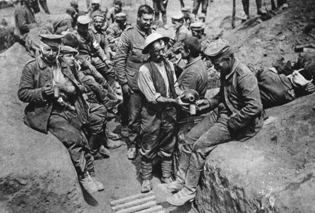 Haavoittuneet saksalaiset vangit: vettä jakava sotilas, The Illustrated War News, 18. elokuuta 1916 tekijältä English Photographer